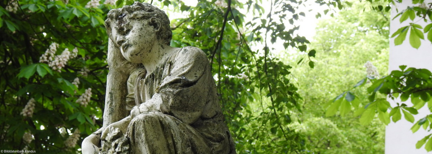 Trauernde Figur auf Friedhof Bergkirche Osthofen